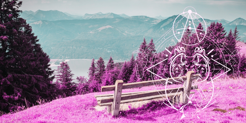 Holzbank auf einem Hügel mit lila verfärbtem Gras und Bäumen, im Hintergrund Berge und ein See, überlagert von einem weißen geometrischen, magisch wirkenden Symbol.